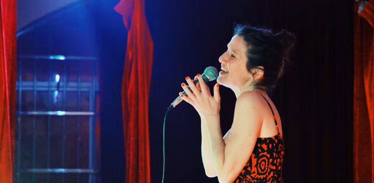 Viviane Marc chantant sur scène