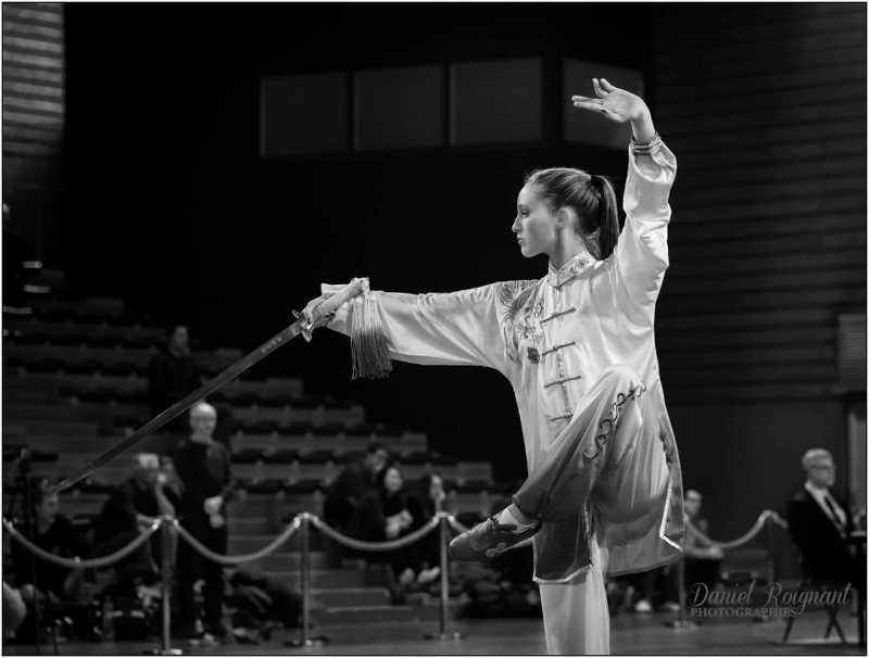 Louise en démonstration de Wushu à l’épée