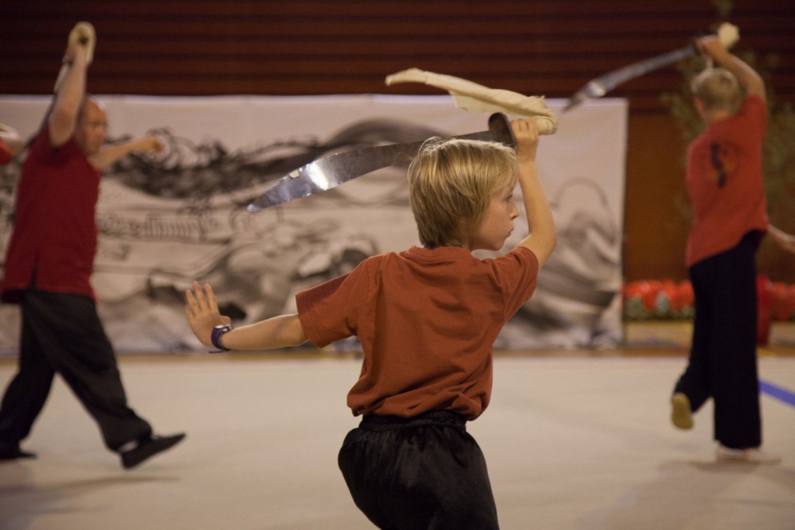 Jeune pratiquant une forme de Wushu au sabre