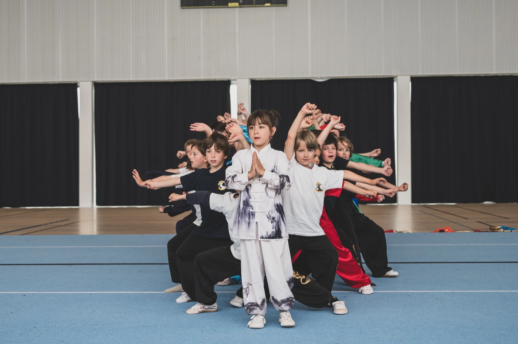 Enfants réalisant une composition collective de Wushu