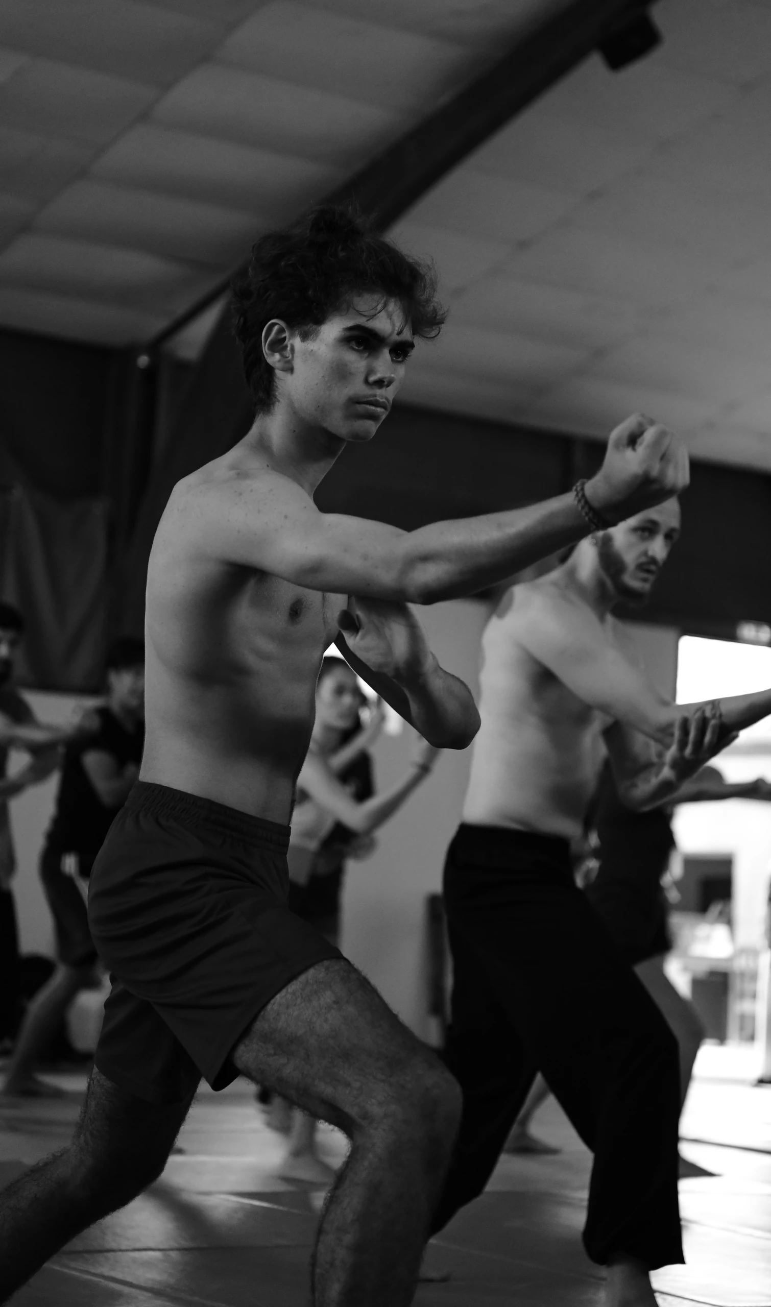 Jeune pratiquant travaillant une posture de Wushu