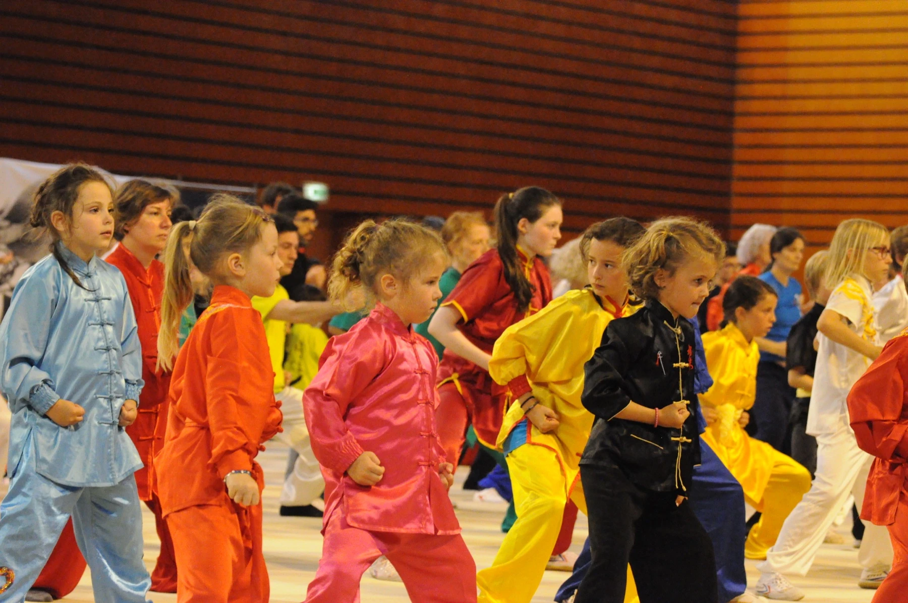 Jeunes enfants découvrant ensemble une posture de Wushu
