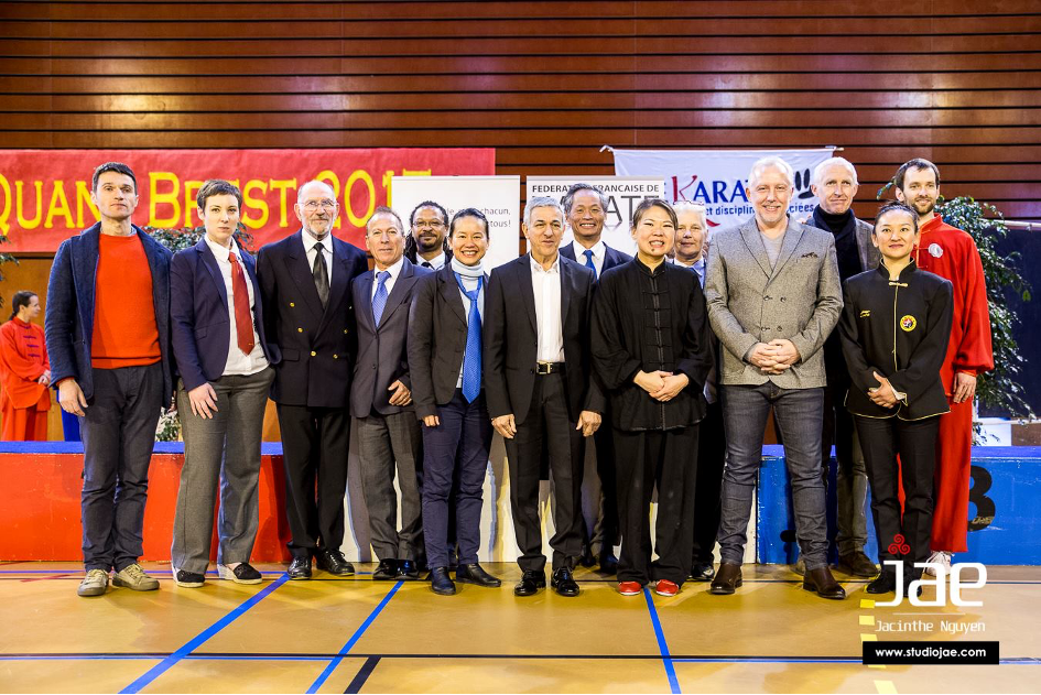 Renping Su-Goarzin entourée de responsables et experts du Wushu