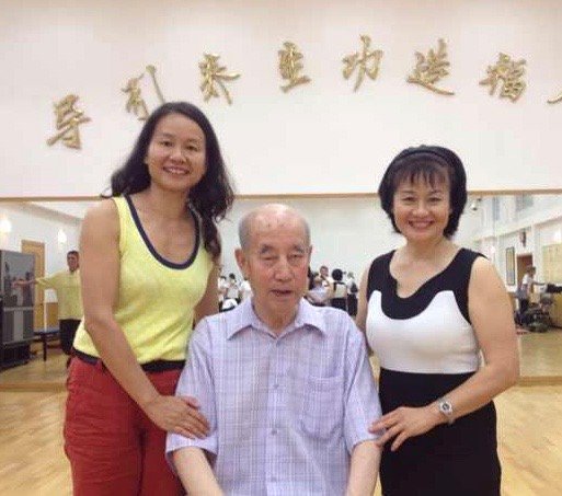 Maître Zhang Guangde, au centre, entouré de deux pratiquantes