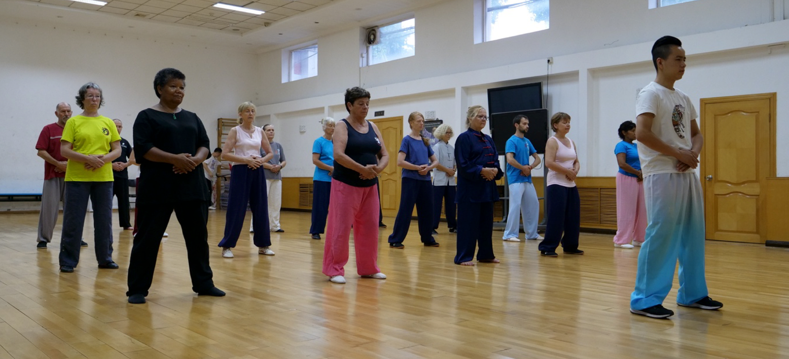 Groupe pratiquant le Daoyin Yangshenggong dans une salle