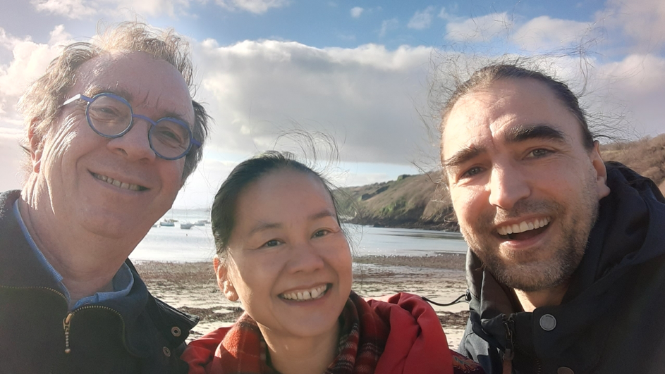 Trois personnes réunies au bord de la mer dans le cadre des échanges de Wushu Brest