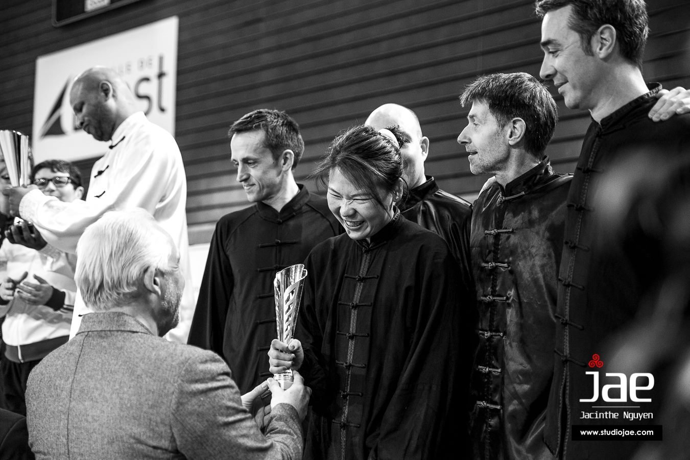 Remise de trophée à des membres de l’association