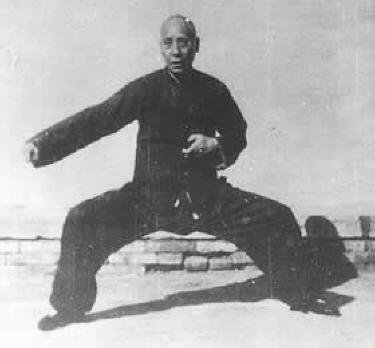 Le maître Chen Fake pratiquant une forme de Taijiquan
