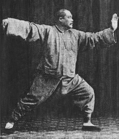 Yang Chengfu dans la posture du simple fouet