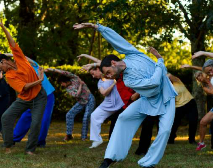 Séance d’étirements en plein air au Village d’été 2023