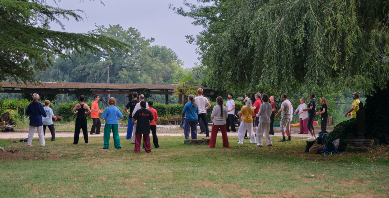 Pratique collective en plein air au Village d’été 2022