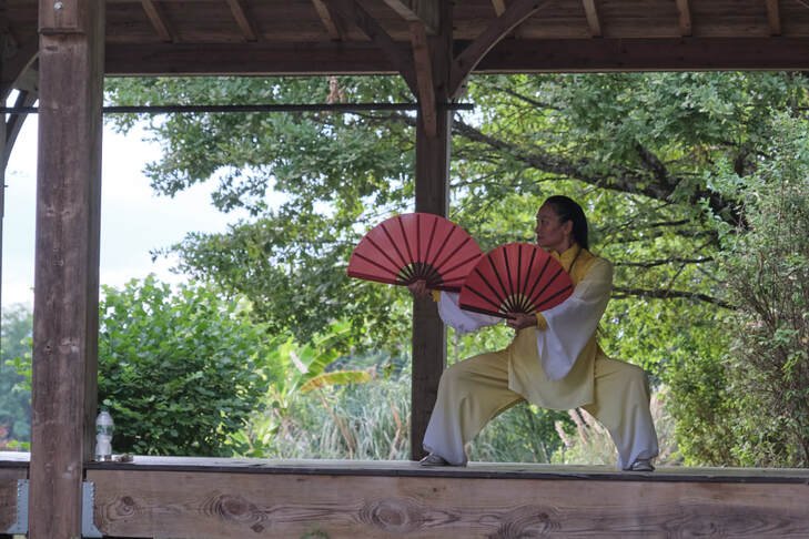 Su Renfeng pratique le Taiji de l’éventail