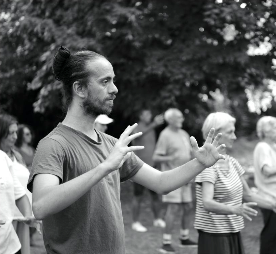 Pratique matinale en plein air au Village d’été